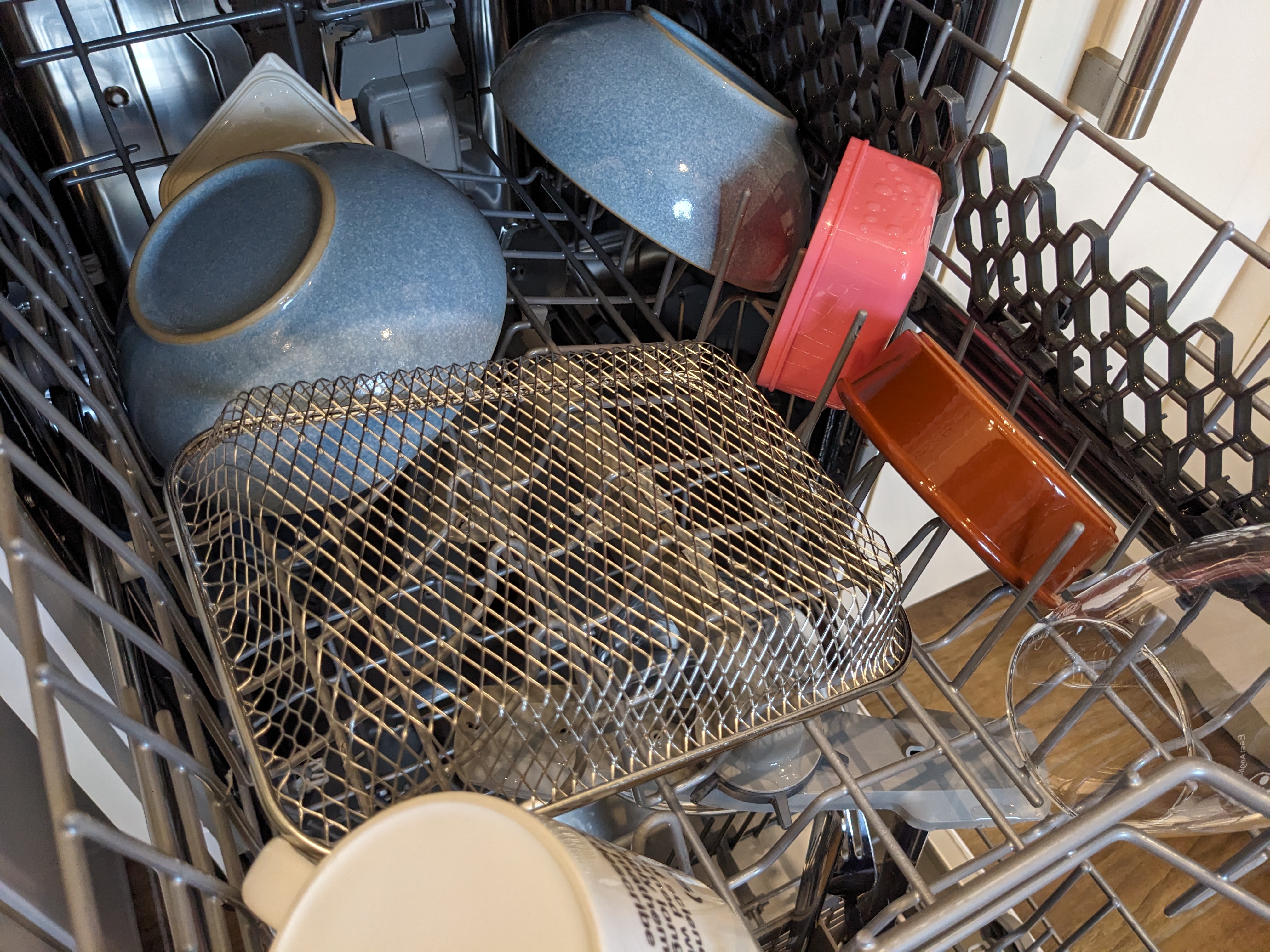 Why doesn’t plastic dry in the dishwasher?